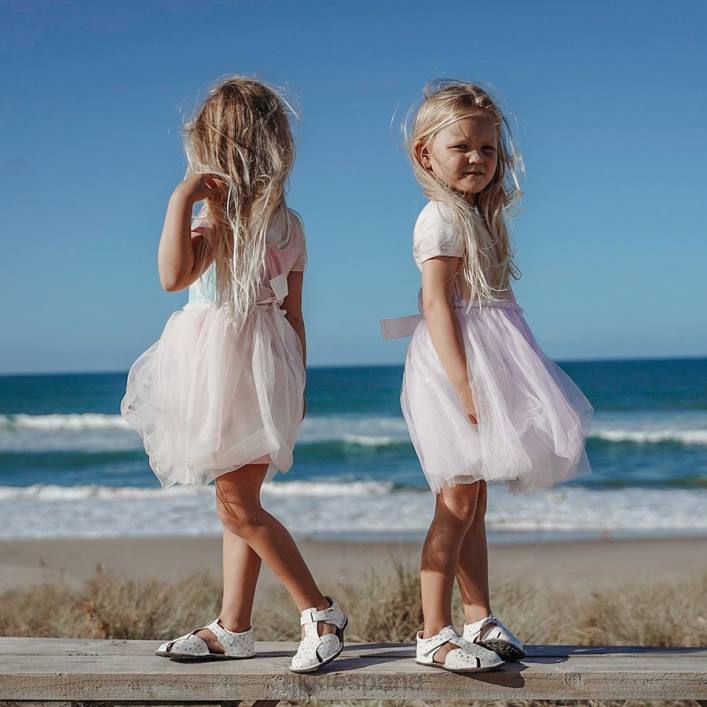 Tikki niños cuero mariposa papel picado calzado 0PTB81